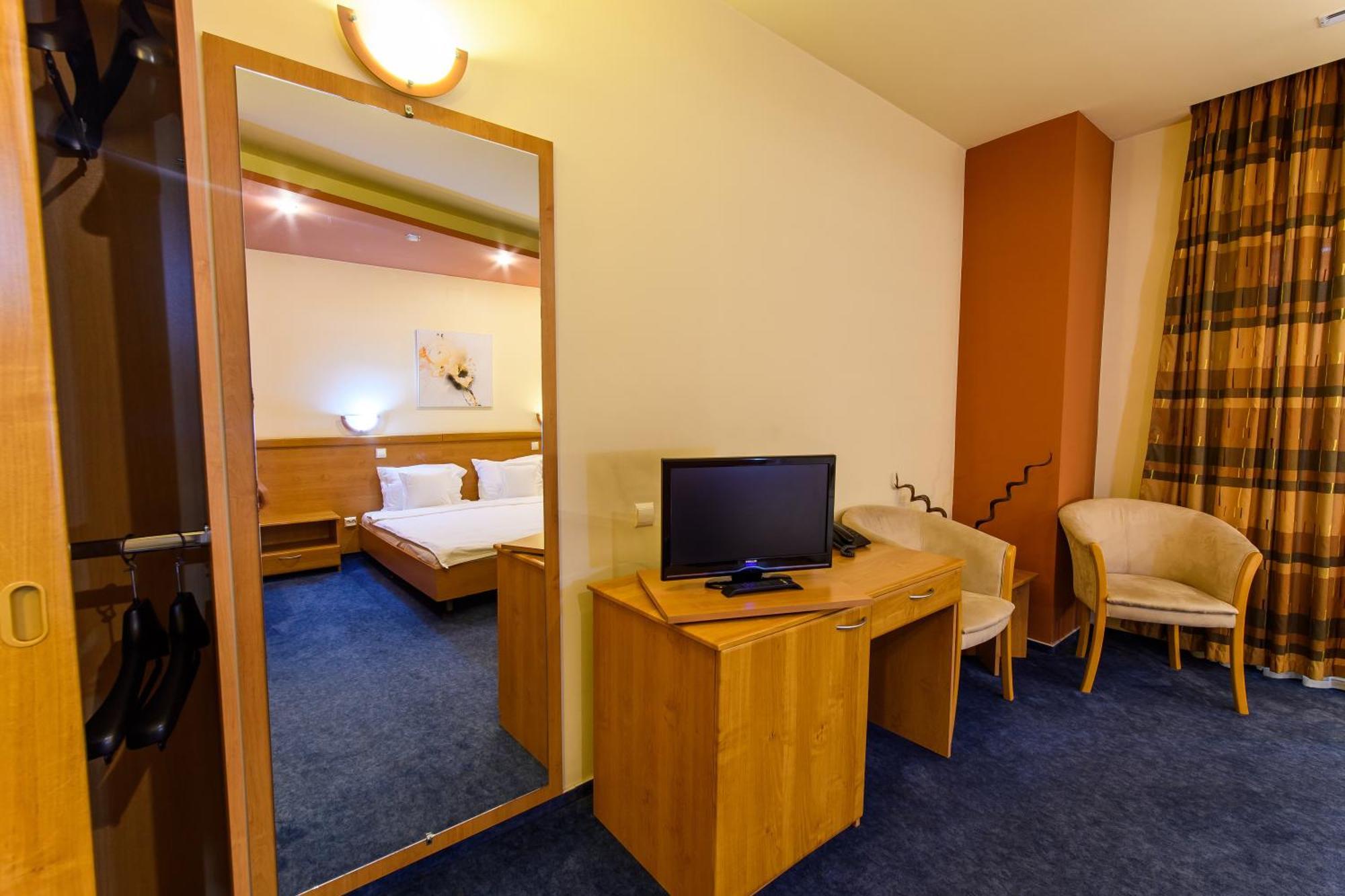 Hotel Torontal Тимишоара Екстериор снимка