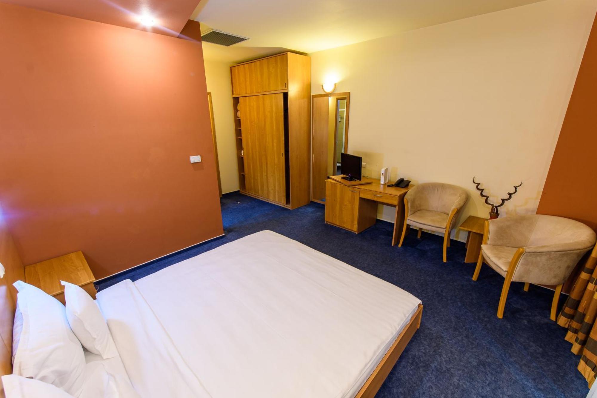 Hotel Torontal Тимишоара Екстериор снимка