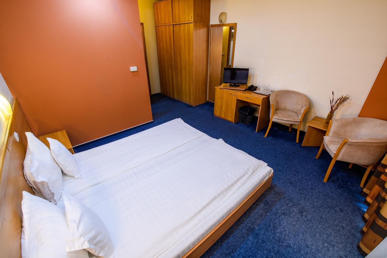 Hotel Torontal Тимишоара Екстериор снимка