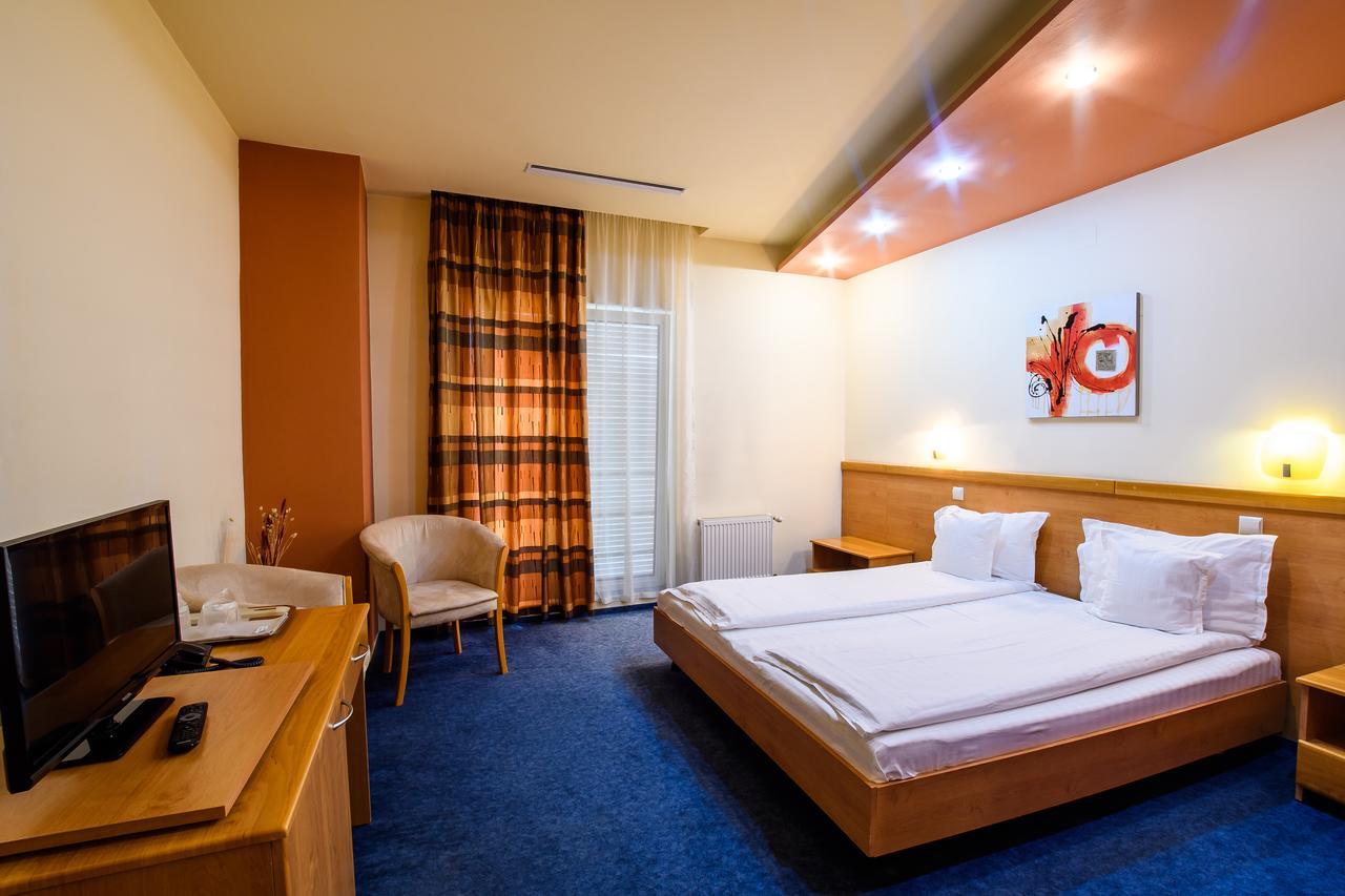 Hotel Torontal Тимишоара Екстериор снимка