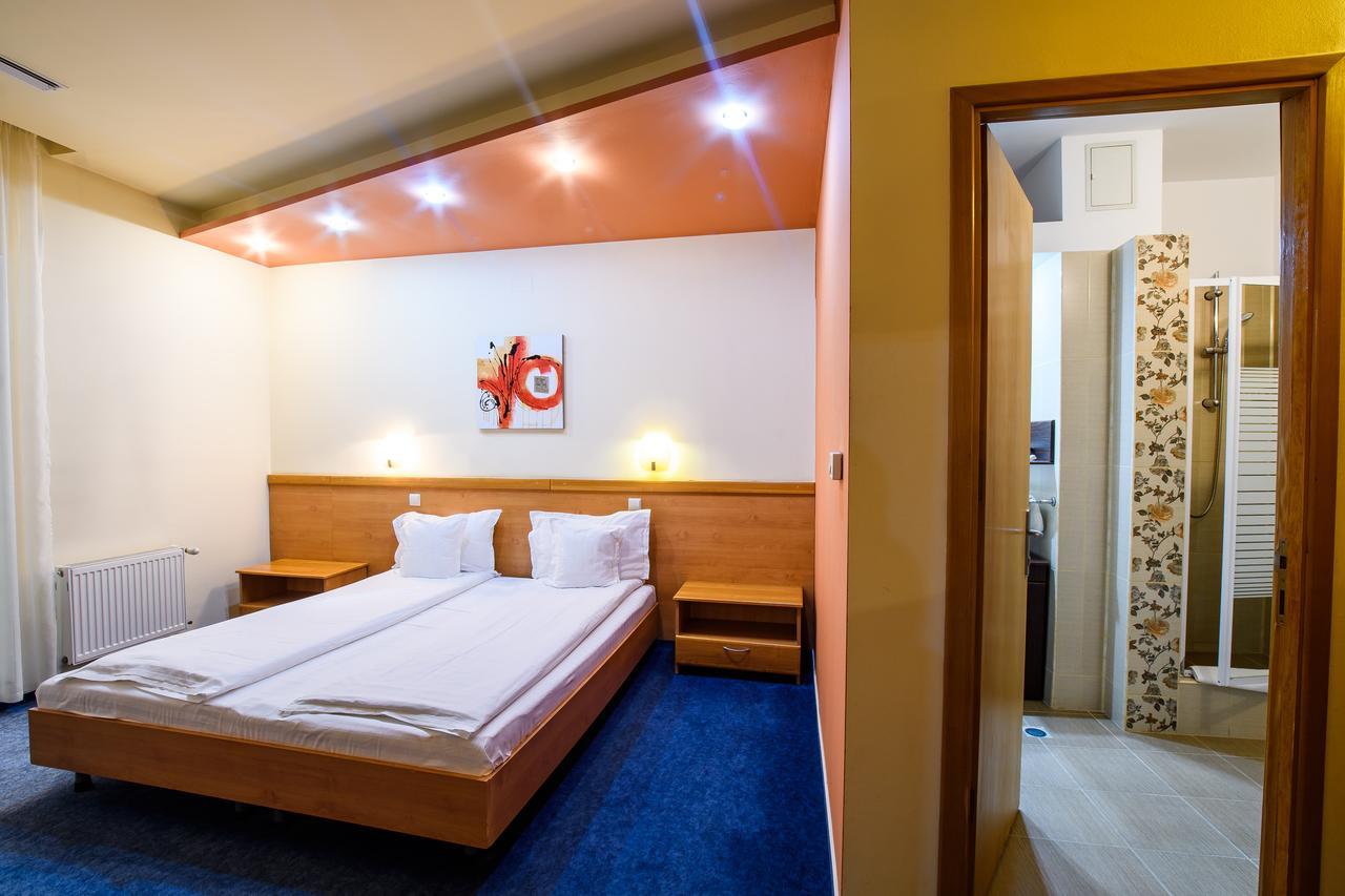 Hotel Torontal Тимишоара Екстериор снимка